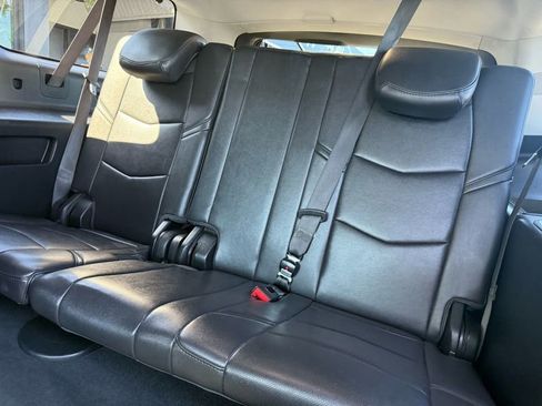 Used 2019 Cadillac Escalade ESV Luxury image 18