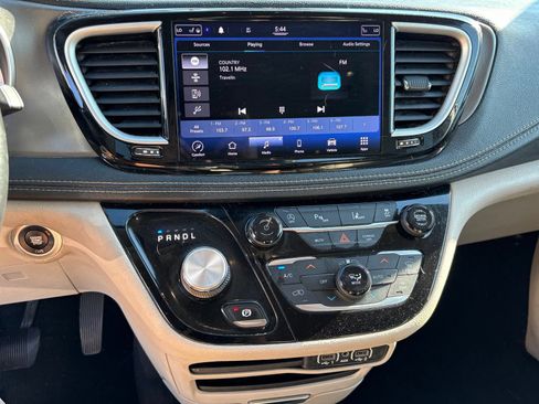 Used 2021 Chrysler Pacifica Touring-L FWD image 11