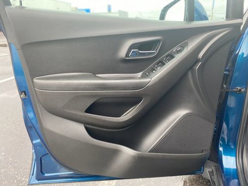 Used 2020 Chevrolet Trax LT w/ LT Convenience Package FWD image 19