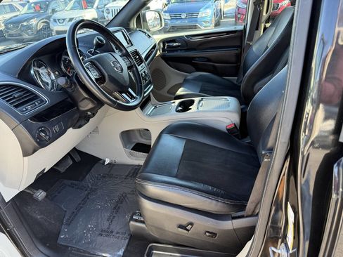 Used 2019 Dodge Grand Caravan SXT image 6