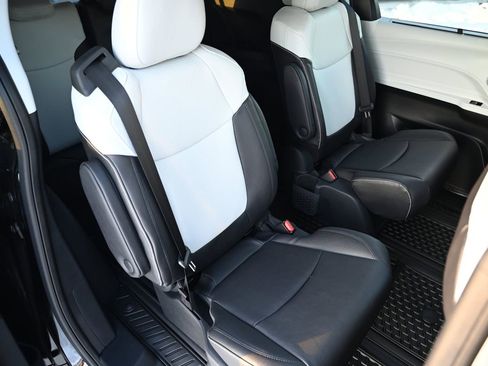 Used 2025 Toyota Sienna XSE image 40