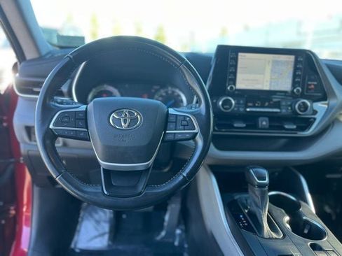 Used 2022 Toyota Highlander XLE image 15