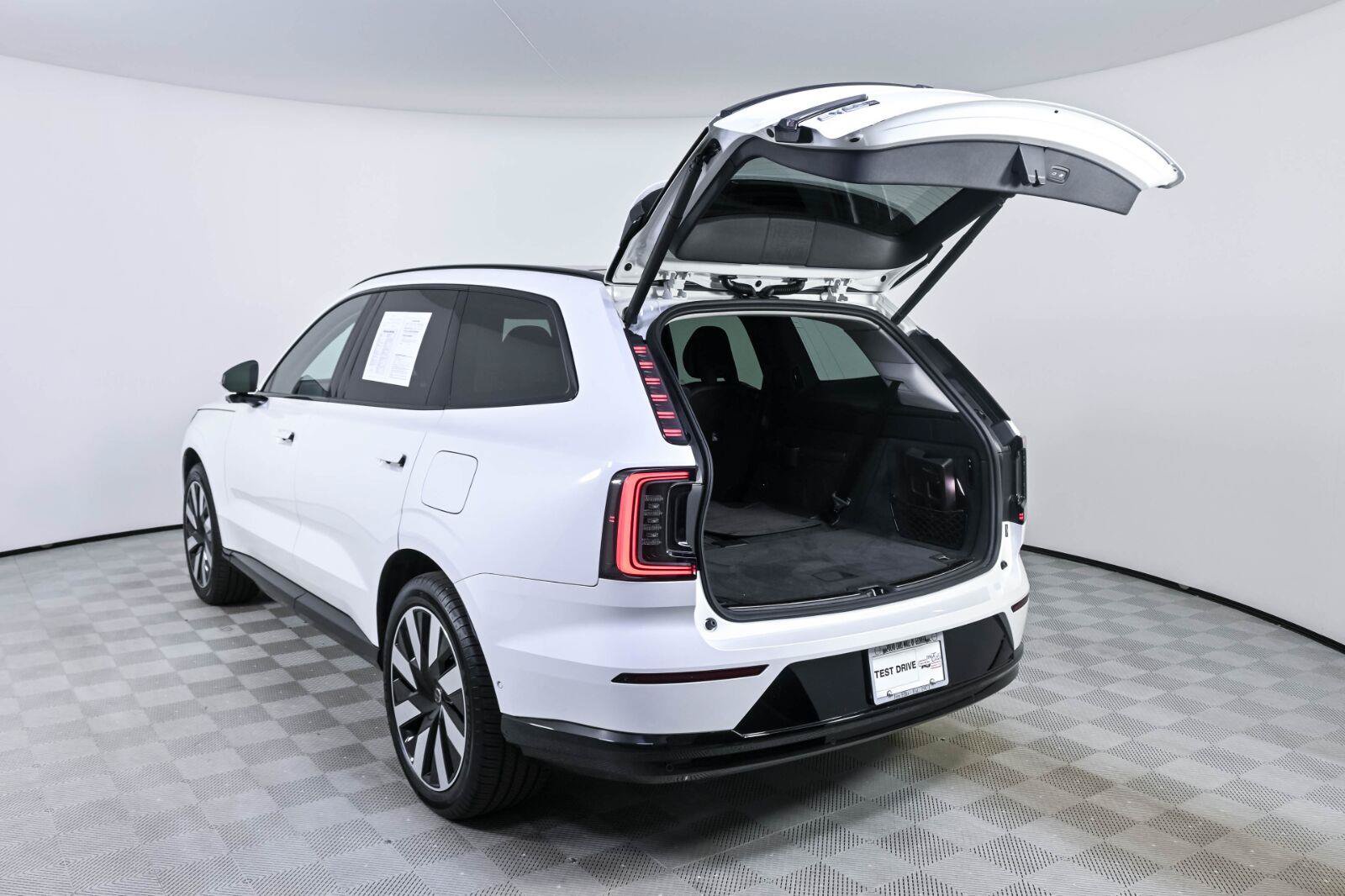 Certified 2025 Volvo EX90 Plus AWD/4WD image 32