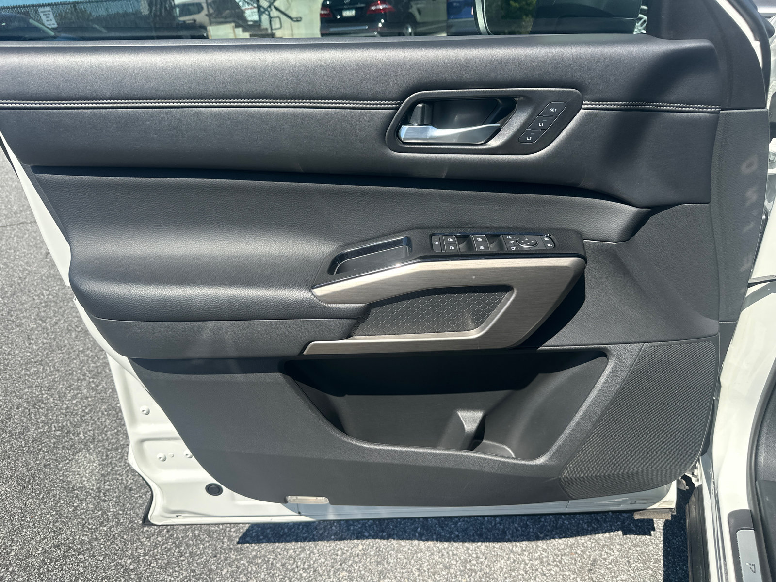 Used 2022 Nissan Pathfinder Platinum w/ Cargo Package FWD image 10