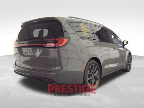 Used 2025 Chrysler Pacifica Limited FWD image 7