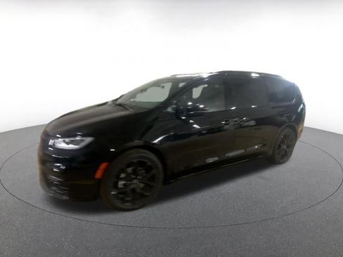 Used 2025 Chrysler Pacifica Limited image 8