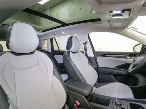 Used 2025 Volkswagen Tiguan SE w/ Panoramic Sunroof Package AWD/4WD image 15