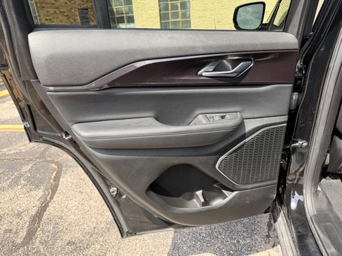 Used 2022 Jeep Grand Cherokee Altitude AWD/4WD image 29