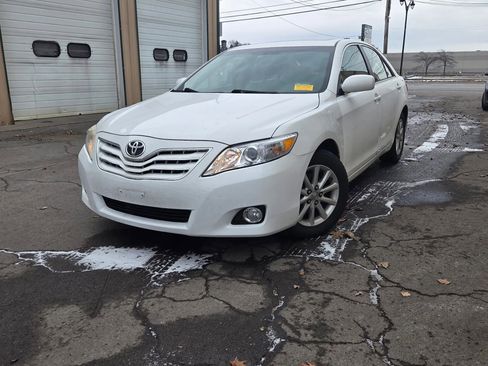 Used 2011 Toyota Camry XLE image 2