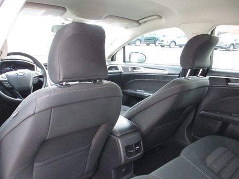 Used 2018 Ford Fusion SE w/ Fusion SE Technology Package image 18