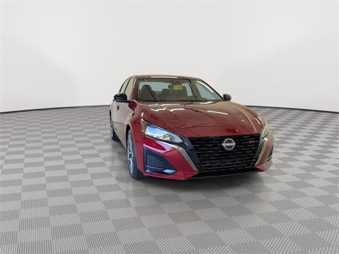 Certified 2024 Nissan Altima 2.0 SR image 3