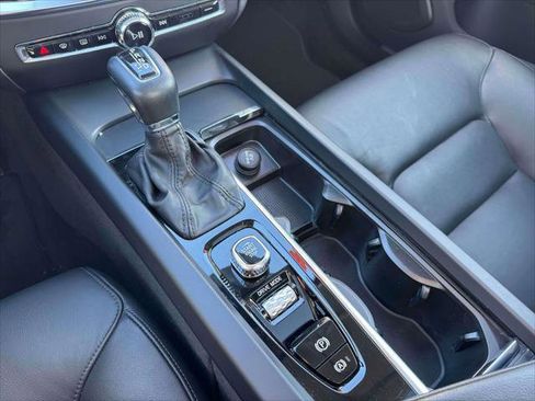 Used 2019 Volvo S60 T6 Momentum w/ Multimedia Package image 30