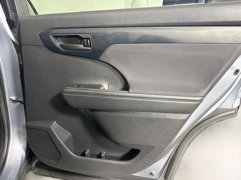 Used 2021 Toyota Highlander LE FWD image 28