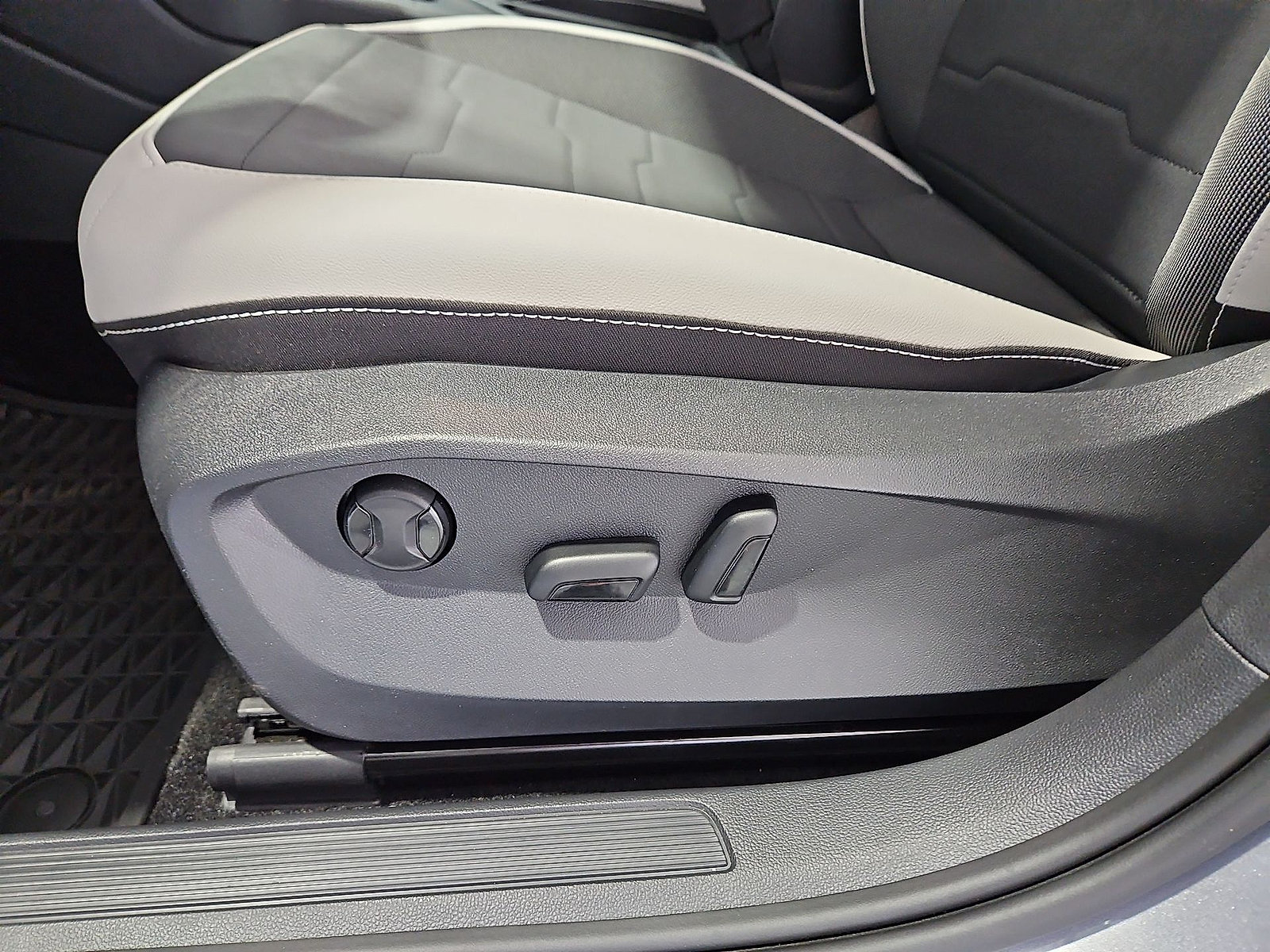 Certified 2025 Volkswagen Taos SE FWD image 17