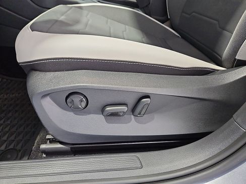 Certified 2025 Volkswagen Taos SE FWD image 17