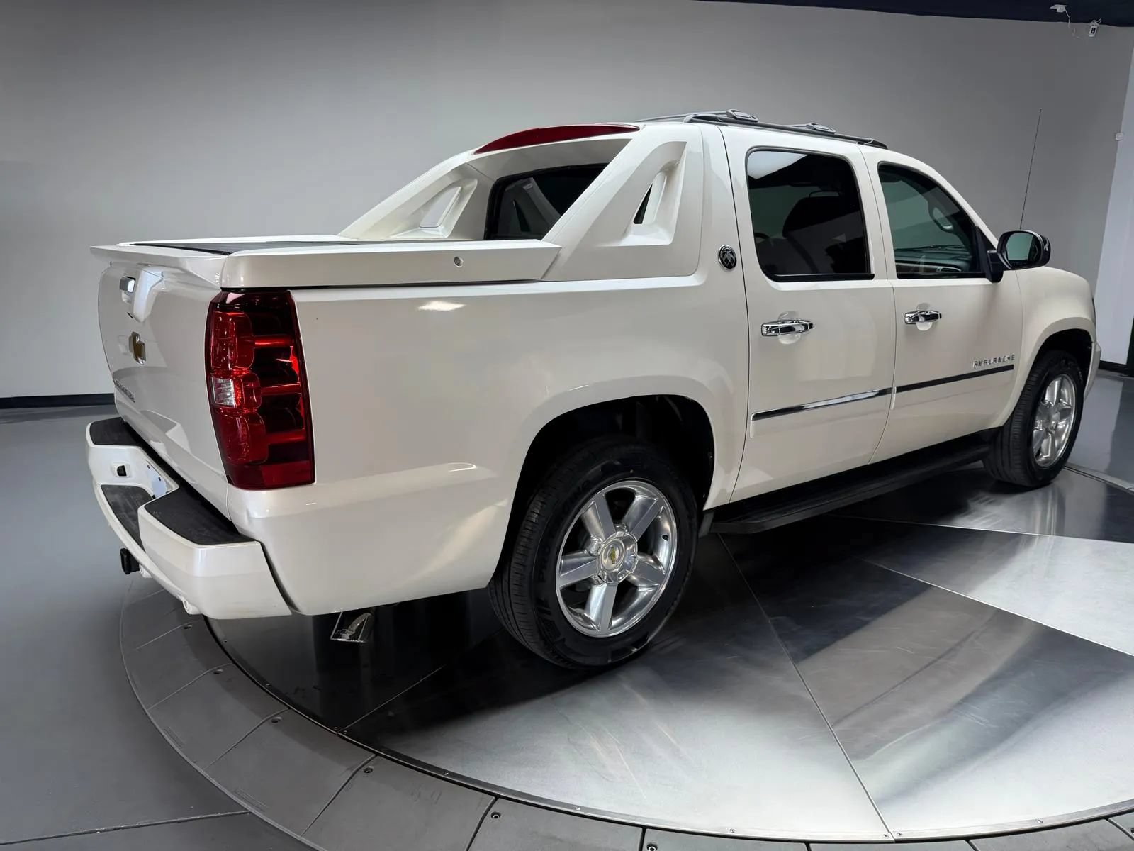 Used 2013 Chevrolet Avalanche LTZ RWD image 2