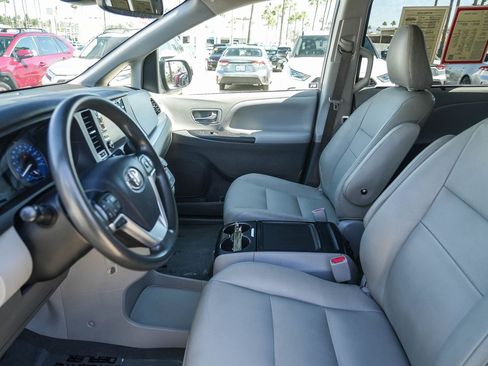 Certified 2020 Toyota Sienna LE w/ Carpet Mat Package FWD image 17