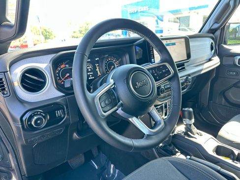 Used 2025 Jeep Wrangler Unlimited Sahara AWD/4WD image 9