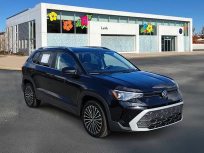 Used 2025 Volkswagen Taos SE w/ Panoramic Sunroof Package