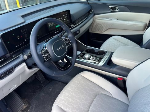 New 2026 Kia Carnival EX FWD image 10