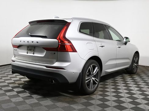 Used 2019 Volvo XC60 T5 Momentum w/ Multimedia Package AWD/4WD image 11