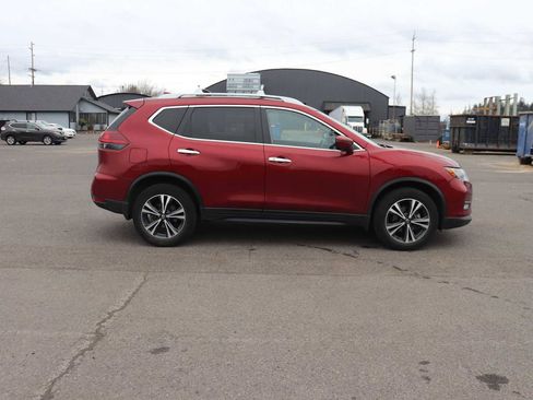 Used 2020 Nissan Rogue SV w/ Sun & Sound Touring Package image 4