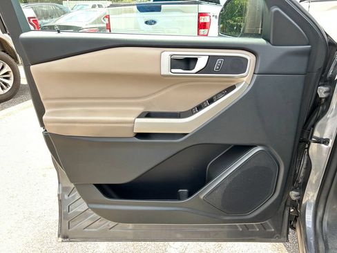 Used 2021 Ford Explorer XLT RWD image 9
