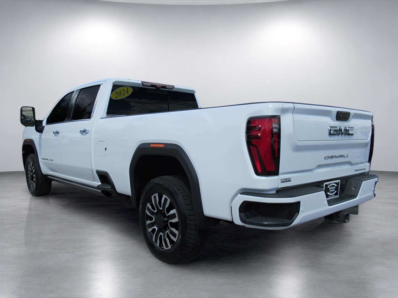 Used 2024 GMC Sierra 3500 Denali Ultimate AWD/4WD image 5