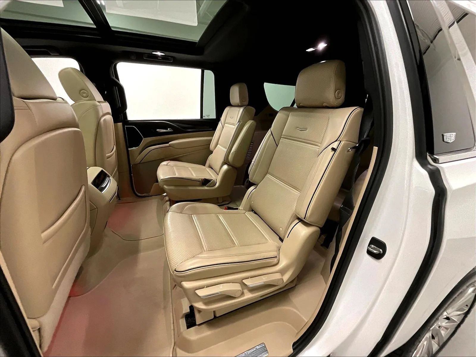 Used 2023 Cadillac Escalade ESV Premium Luxury w/ Performance Package AWD/4WD image 15