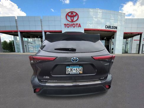 Used 2021 Toyota Highlander XLE AWD/4WD image 4