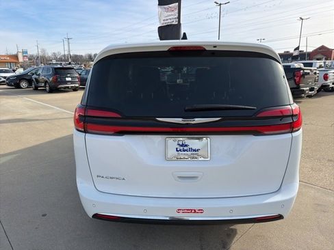Used 2024 Chrysler Pacifica Touring-L image 9