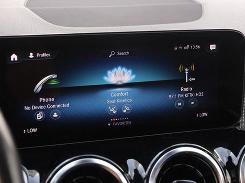 Used 2023 Mercedes-Benz GLB 250 4MATIC w/ Premium Package image 18