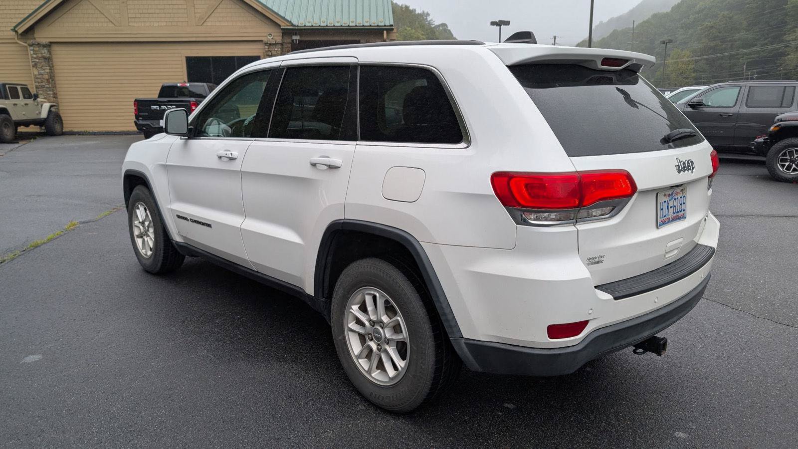 Used 2018 Jeep Grand Cherokee Laredo RWD image 3