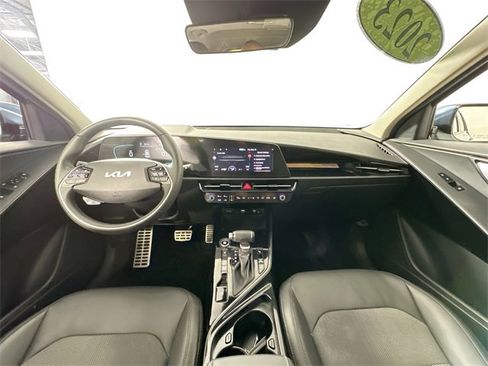 Used 2023 Kia Niro EX Touring image 3