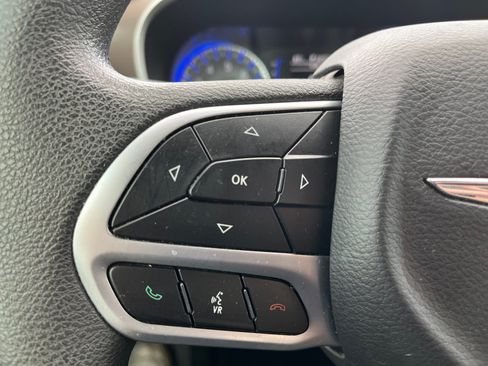 Used 2018 Chrysler Pacifica Touring Plus w/ Tire & Wheel Group FWD image 19