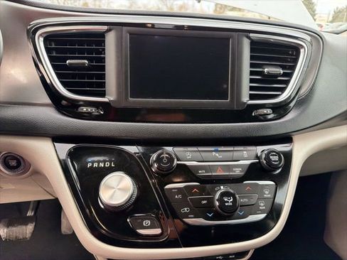 Used 2020 Chrysler Pacifica Touring-L image 14