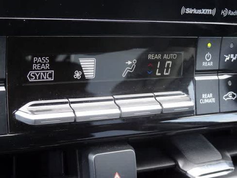 Used 2022 Toyota Highlander LE AWD/4WD image 29