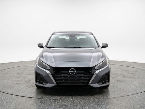 Used 2025 Nissan Altima 2.5 SV FWD image 2