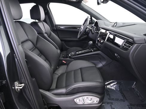 Used 2026 Porsche Macan AWD/4WD image 23