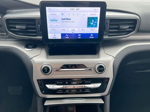 Used 2022 Ford Explorer XLT w/ Equipment Group 202A AWD/4WD image 27