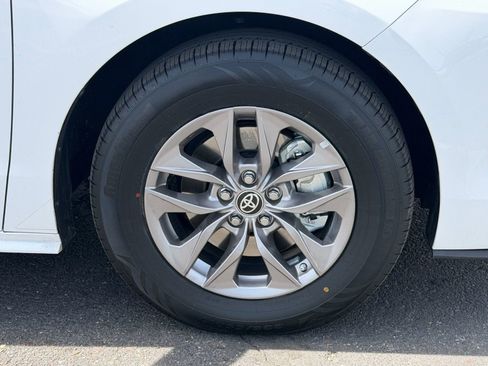 Used 2023 Toyota Sienna LE FWD image 11