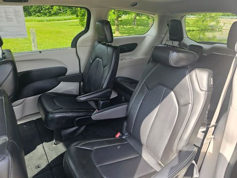 Used 2023 Chrysler Pacifica Touring-L FWD image 22