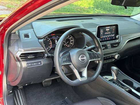 Used 2025 Nissan Altima 2.5 SV FWD image 34