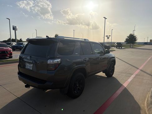 Used 2017 Toyota 4Runner SR5 RWD image 10