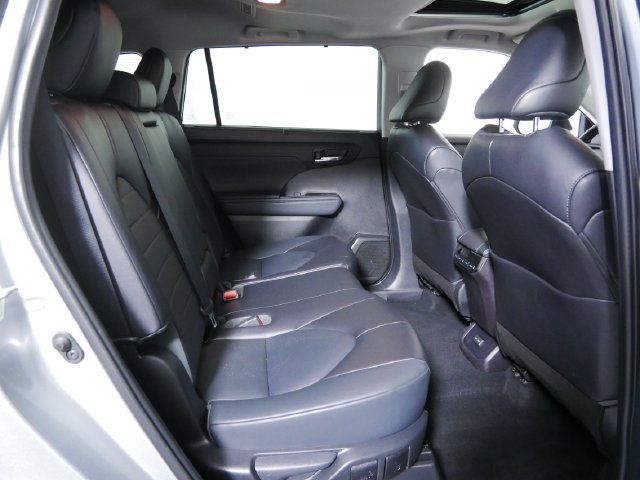 Used 2022 Toyota Highlander XLE AWD/4WD image 13
