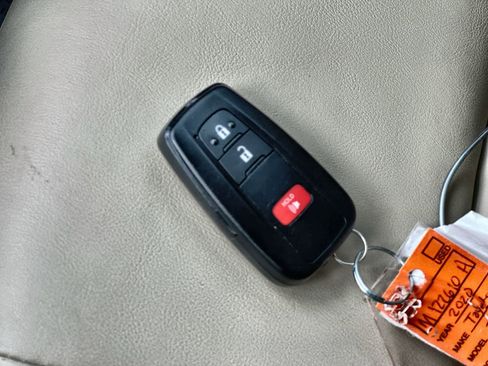 Used 2020 Toyota Prius XLE image 20