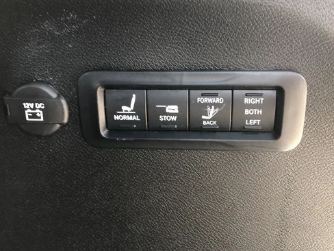 Used 2020 Chrysler Pacifica Limited w/ Tire & Wheel Group FWD image 26