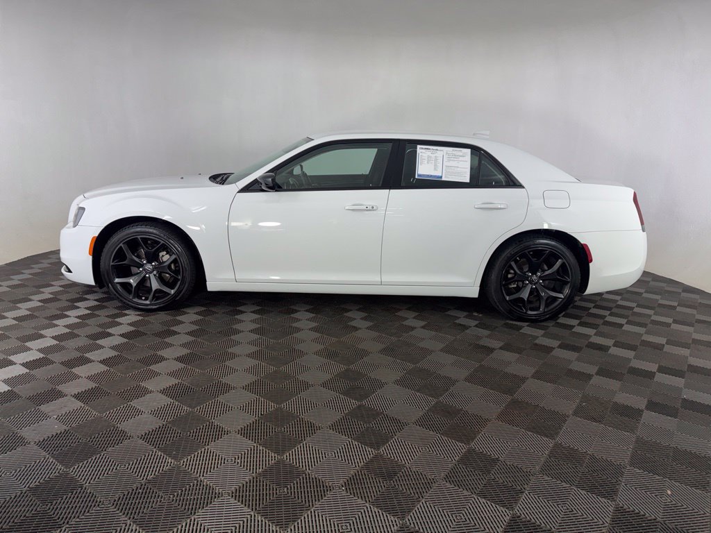 Used 2022 Chrysler 300 Touring w/ Sport Appearance Package RWD image 9