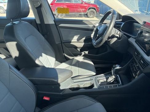 Used 2025 Volkswagen Jetta SE FWD image 5