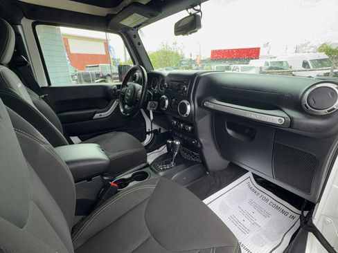 Used 2018 Jeep Wrangler Unlimited Sahara w/ Connectivity Group image 30